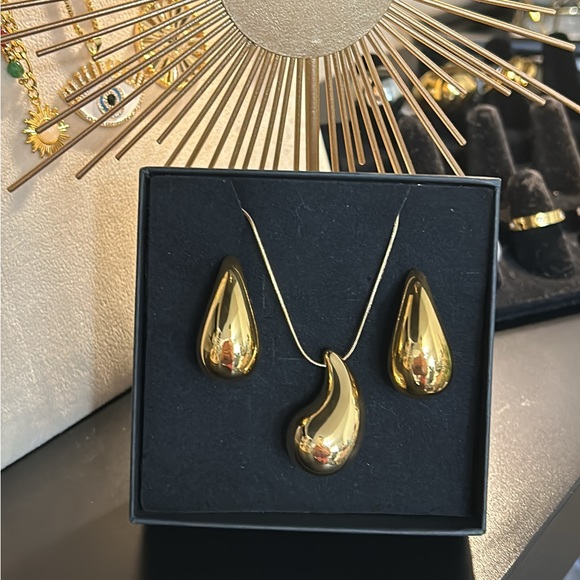 Water💧Drop Lightweight Earrings 18k Gold Plated PVD Stainless Steel - Picture 10 of 11